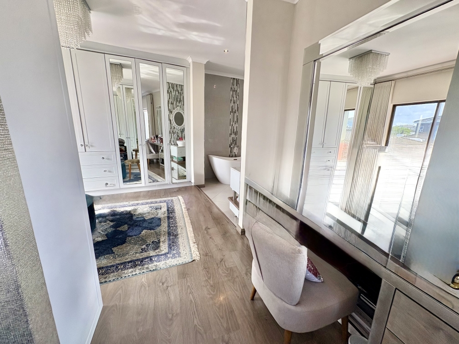 5 Bedroom Property for Sale in Parklands North Western Cape